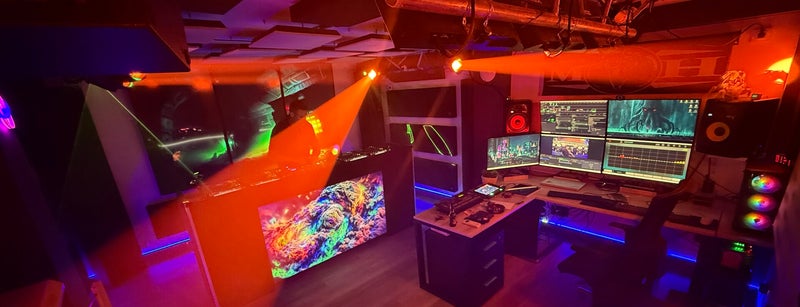 La cabina de Estudio Vanguard bajo luz roja